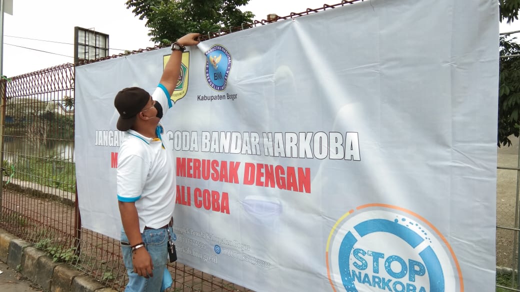 Masa Pandemi belum Berakhir; BNN Kabupaten Bogor Pasang Spanduk sebagai Media Informasi